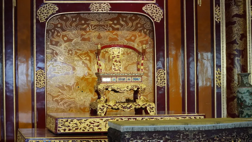 Ngai vàng triều Nguyễn phiên bản phục chế được đưa vào phục vụ khách tham quan sau khi Bảo vật quốc gia Ngai vàng triều Nguyễn bị du khách tham quan điện Thái Hòa bẻ gãy DSC06232.JPG