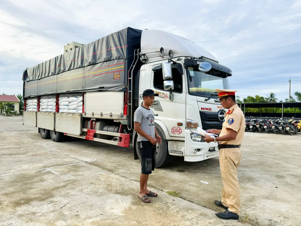Phát hiện xe tải chở 30 tấn đường trắng không rõ nguồn gốc IMG_20250820_093145.jpg