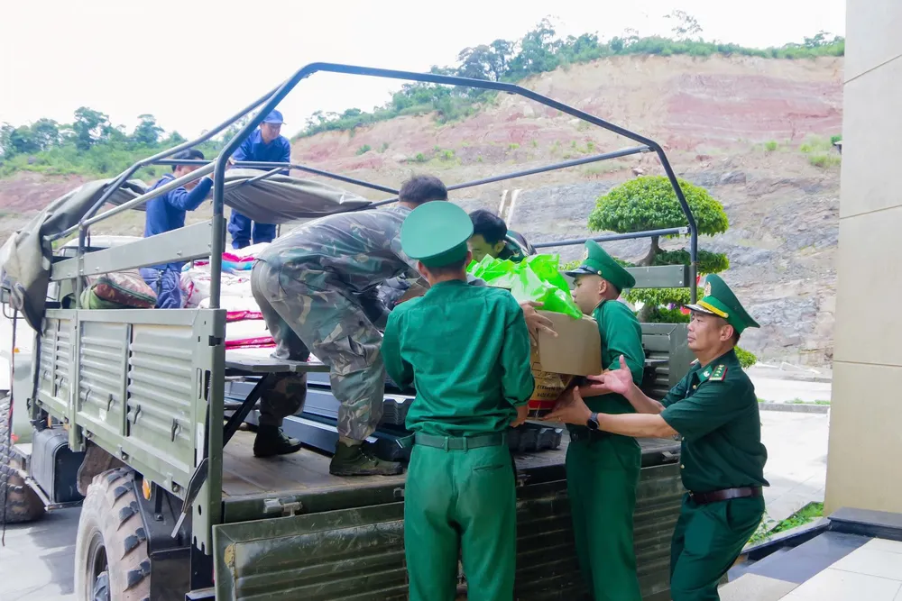 Trao tặng nhu yếu phẩm hỗ trợ người dân bản Ta Lui IMG_20250821_145800.jpg