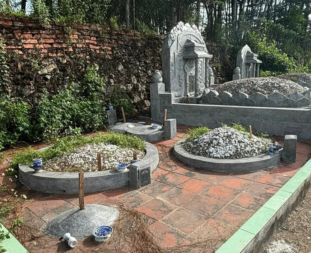 Nhiều huyệt mộ phía sau di tích chùa Thiên Mụ "bỗng dưng" bị đóng cọc FB_IMG_1756284556814.jpg