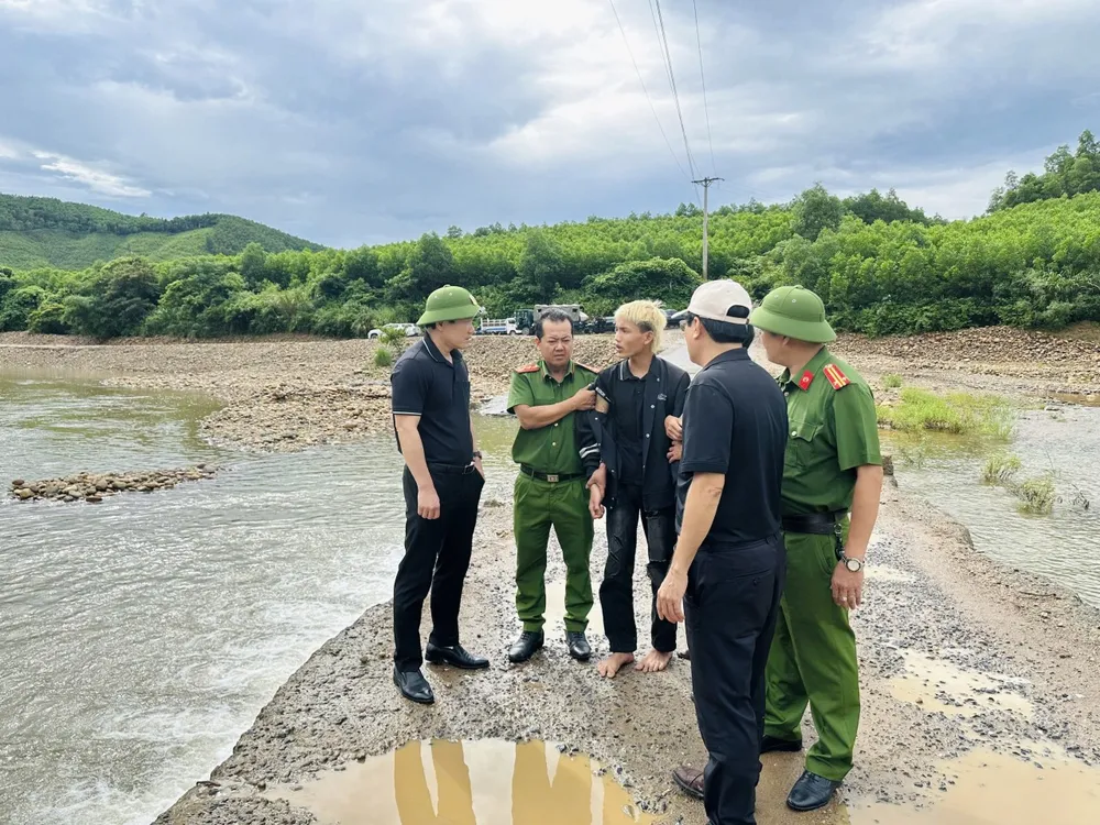 Đại tá Trần Quang Hiếu, Phó Giám đốc Công an tỉnh Quảng Trị trực tiếp đến hiện trường chỉ đạo án. z6949694255085_7a4204c2956c8b24e32c29bfe2b711de.jpg