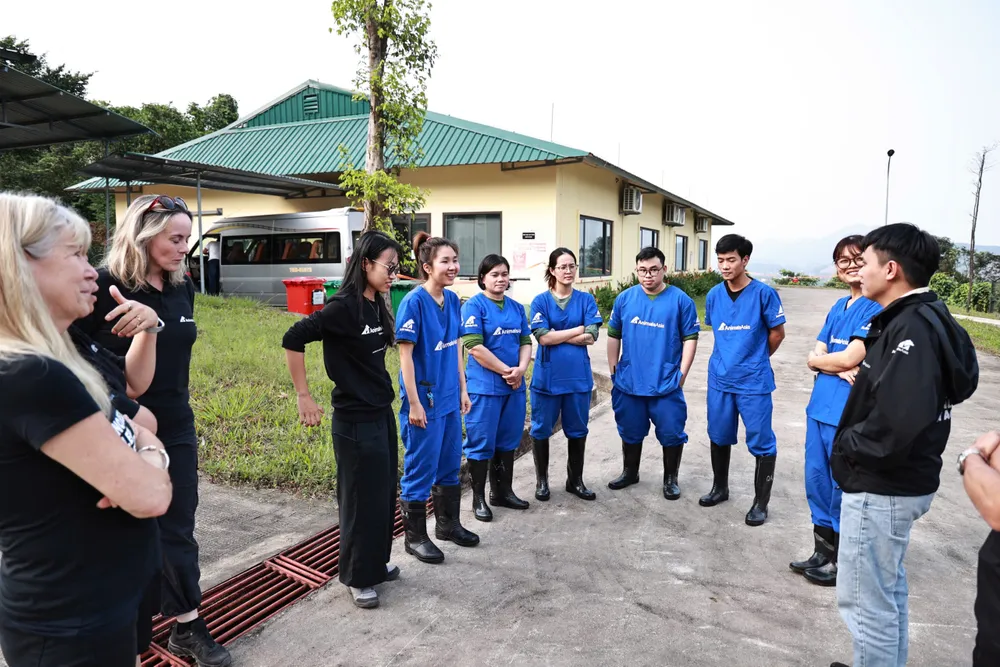 Các chuyên gia nước ngoài trao đổi kinh nghiệm với cán bộ, nhân viên của Trung tâm Cứu hộ Gấu Việt Nam II tại Vườn quốc gia Bạch Mã ANH 15.jpg