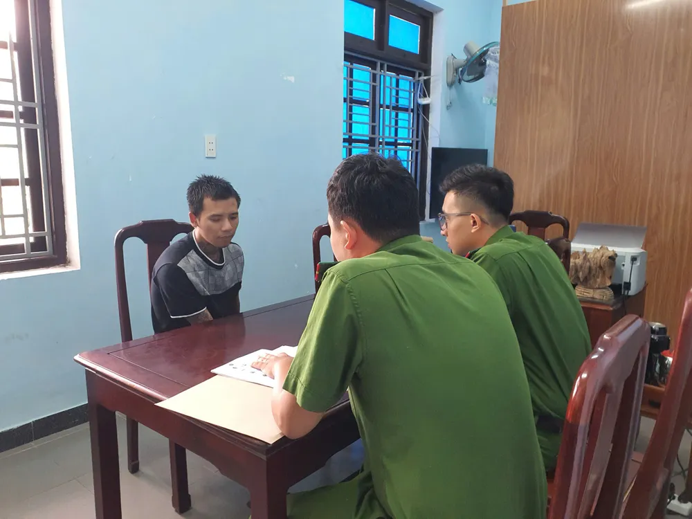 Đối tượng Nguyễn Hoàng Huy bước đầu khai nhận hành vi phạm tội IMG_20250908_142959.jpg
