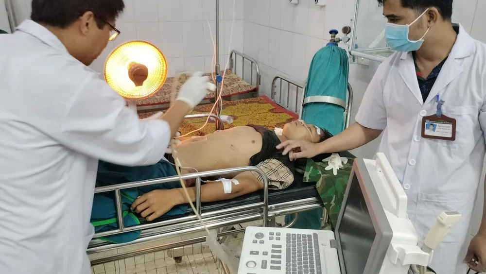 Các y, bác sĩ nỗ lực cứu chữa các nạn nhân bị thương trong vụ tai nạn giao thông xảy ra tại khu vực chợ Tân Long IMG_20250917_104556.jpg