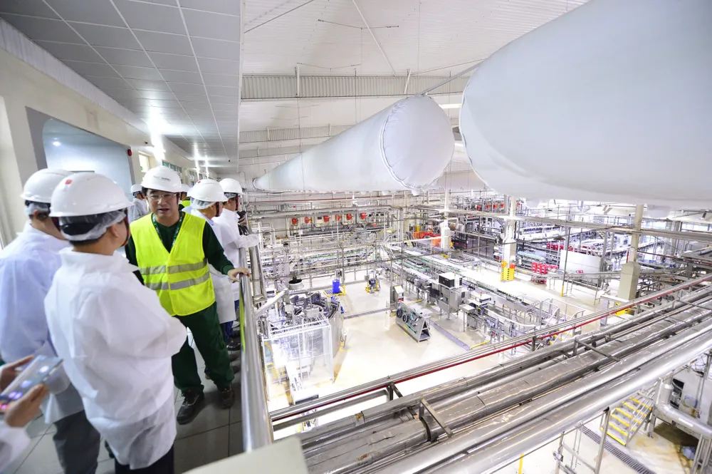 Các đại biểu và nhà đầu tư tham dự hội thảo tham quan nhà máy Carlsberg tại KCN Phú Bài. Ảnh: QUANG ĐỊNH IMG_20250919_143426.jpg