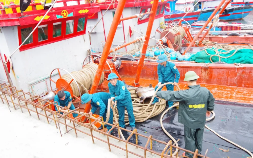 Cán bộ, chiến sĩ, bộ đội biên phòng, dân quân tự vệ Bộ CHQS tỉnh Nghệ An hướng dẫn và giúp ngư dân neo đậu tàu thuyền Screenshot_20250926_203336_Photos.jpg
