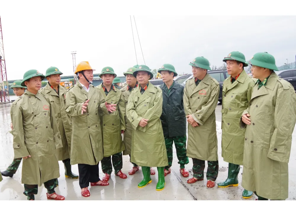 Đoàn công tác Bộ Tư lệnh Quân khu 4 kiểm tra công tác phòng, chống bão số 10 tại Cảng Cửa Lò Screenshot_20250926_203355_Photos.jpg