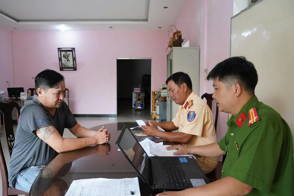 Công an làm việc với chủ xe gen-h-anh 3 hang hoa khong ro nguon goc.jpg
