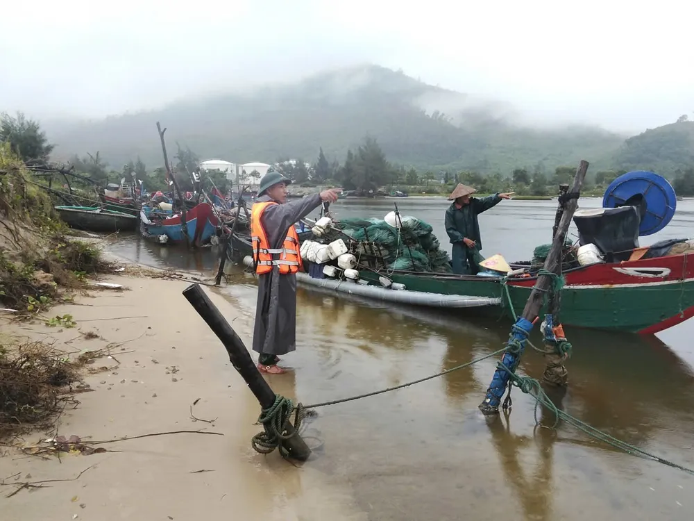 BĐBP TP Huế giúp ngư dân neo đậu tàu thuyền tránh bão số 10 IMG_20250927_105908.jpg