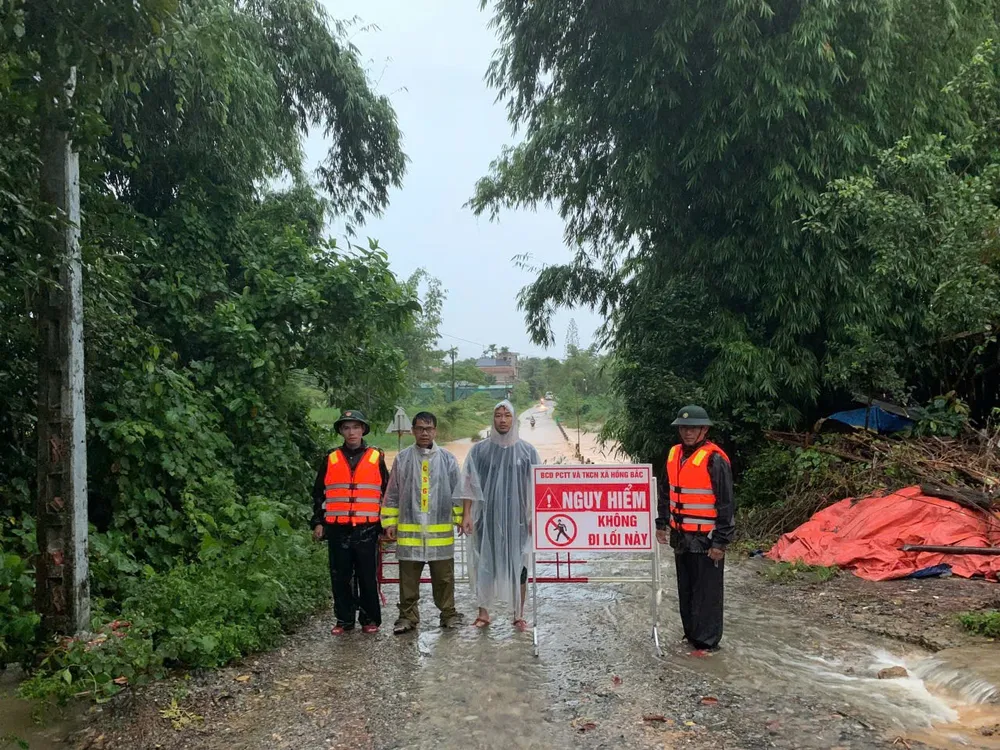 Mưa lớn gây ngập cục bộ ở khu vực miền núi TP Huế IMG_20250927_173745.jpg