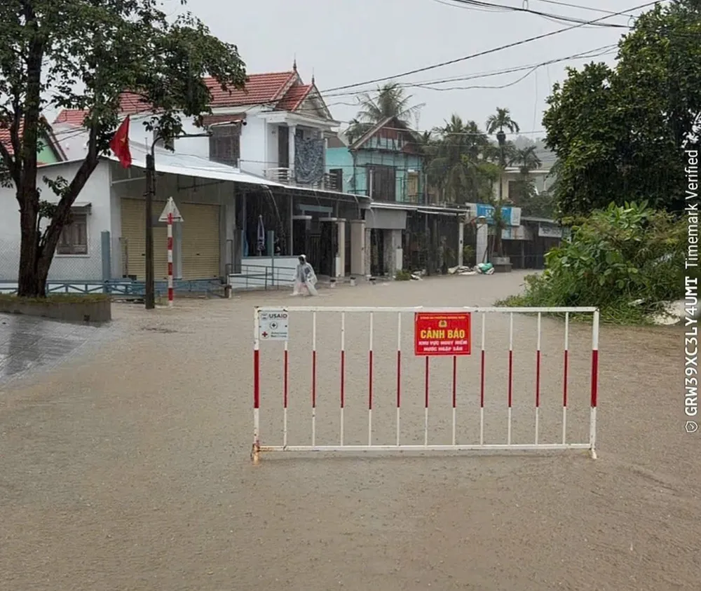 Nhiều tuyến đường bị ngập lụt tại TP Huế đã được lực lượng chức năng dựng rào chắn cảnh báo nguy hiểm IMG_20250928_065901.jpg