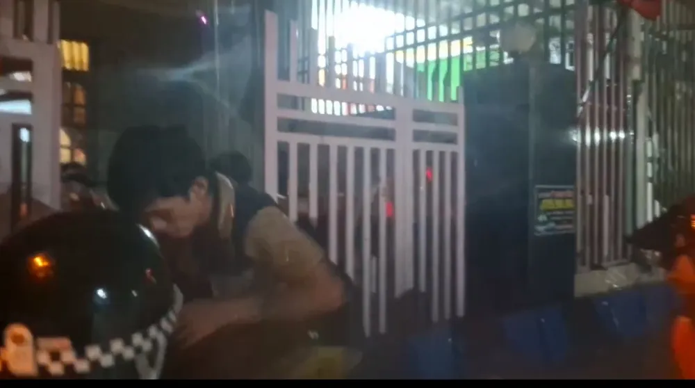 Lực lượng chức năng hỗ trợ di dời người dân vùng nguy hiểm đi tránh bão Screenshot_20250928_064452_Zalo.jpg
