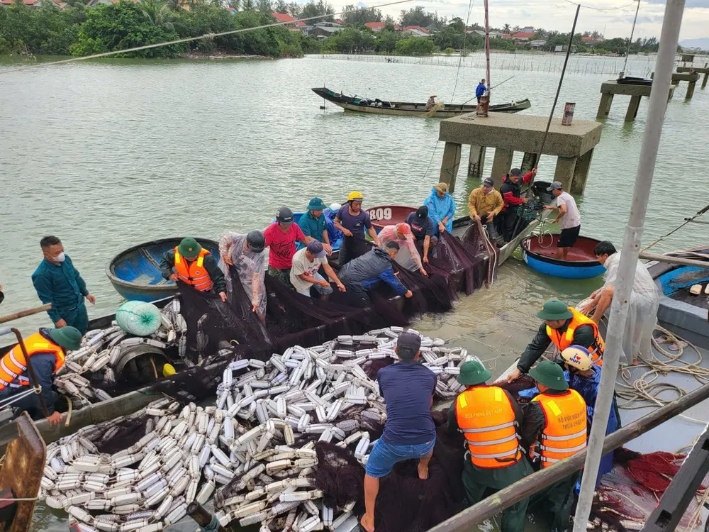 Cứu hộ, trục vớt tàu cá bị chìm trong bão số 10 IMG_20250929_102848.jpg