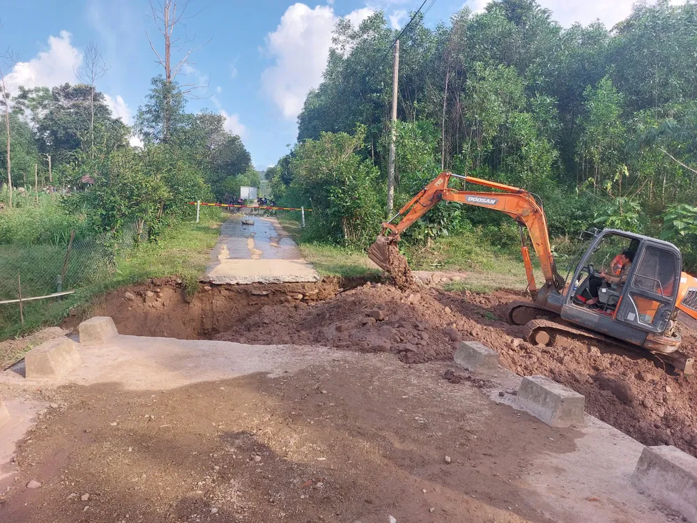 Máy móc khắc phục cống liên hợp dài hơn 10m tại tuyến đường liên thôn A Ngo - A Đeng bị sập IMG_20251001_160808.jpg