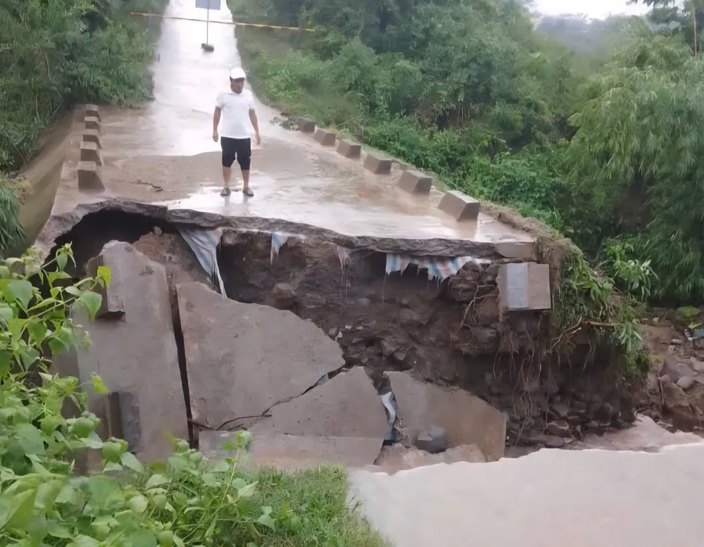 Cống liên hợp dài hơn 10m tại tuyến đường liên thôn A Ngo - A Đeng bị sập gây chia cắt giao thông IMG_20251001_160818.jpg