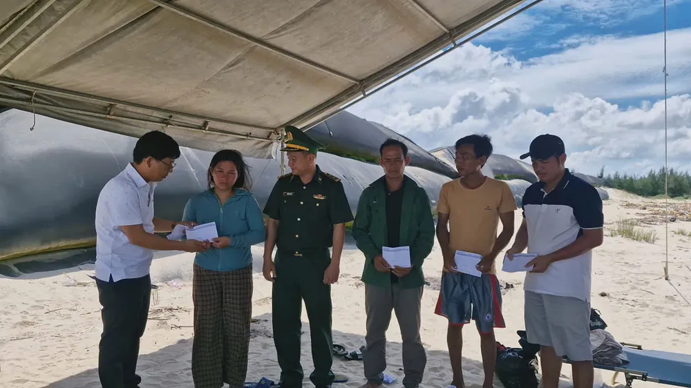 Phóng viên Báo SGGP trao tiền bạn đọc hỗ trợ các ngư dân sống sót và thân nhân 2 nạn nhân mất tích sau vụ chìm 2 tàu số hiệu BV-4670-TS và BV-0042-TS ở vùng biển Cửa Việt a1.jpg