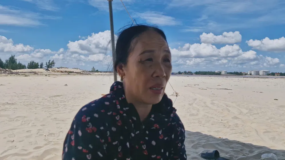 Bà Vũ Thị Mơ (Thanh Hóa) cùng con gái Quách Thị Hải Linh (ảnh trên) ngóng chờ người thân mất tích ở biển Cửa Việt a2.jpg