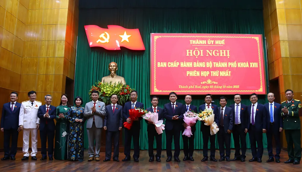 Ban Thường vụ Thành ủy Huế khóa XVII gồm 15 thành viên IMG_20251003_193636.jpg