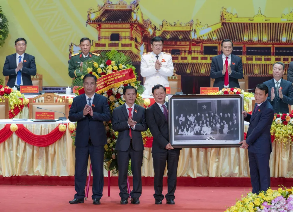 Đại tướng Lương Tam Quang tặng Đại hội đại biểu Đảng bộ TP Huế lần thứ XVII bức ảnh Chủ tịch Hồ Chí Minh với Đoàn ca kịch Huế tại Phủ Chủ tịch năm 1960 z7076396086330_9aebc0922e0ce6b357308e977102f70d.jpg