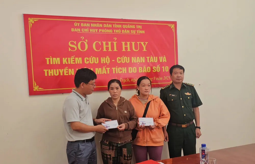 Phóng viên Báo SGGP trao 10 triệu đồng bạn đọc hỗ trợ riêng chị Đỗ Thị Phượng (Thanh Hóa) và chị Lê Thị Quỳnh Như có chồng là 2 trong số 5 ngư dân mất tích sau vụ lật chìm 2 tàu cá z7080563075330_6a89fde23b09ccecf08c4f0dc59ee532.jpg