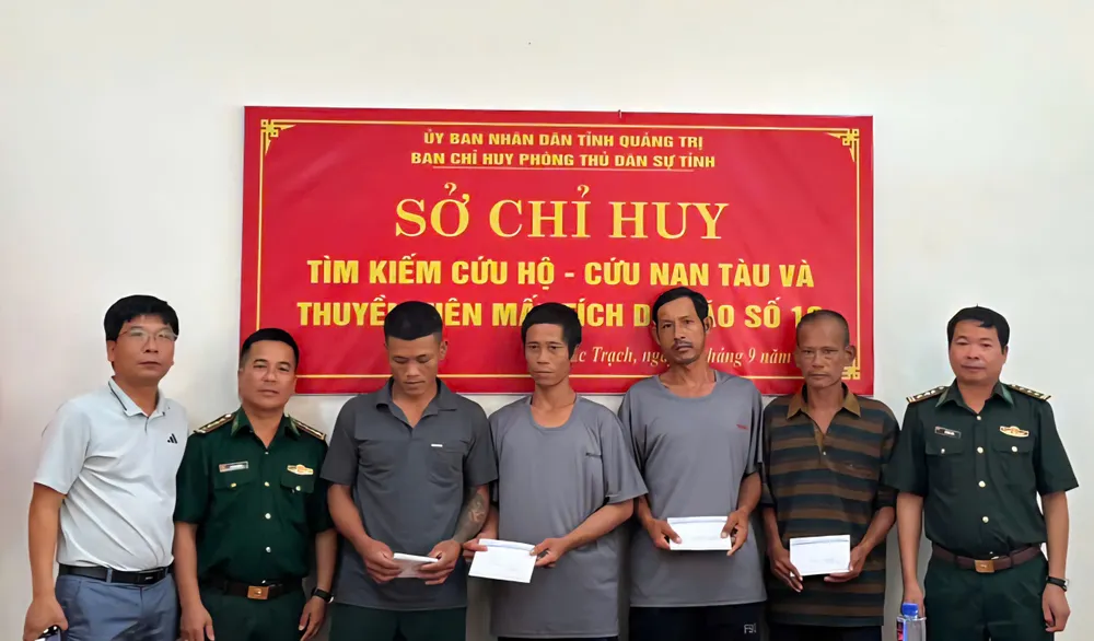 Phóng viên Báo SGGP và lãnh đạo Hải đội 2, Bộ đội Biên phòng tỉnh Quảng Trị trao tiền bạn đọc hỗ trợ các thuyền viên may mắn sống sót z7080573743215_8fc69d9a157402c75bd0ab398c5e95f8.jpg