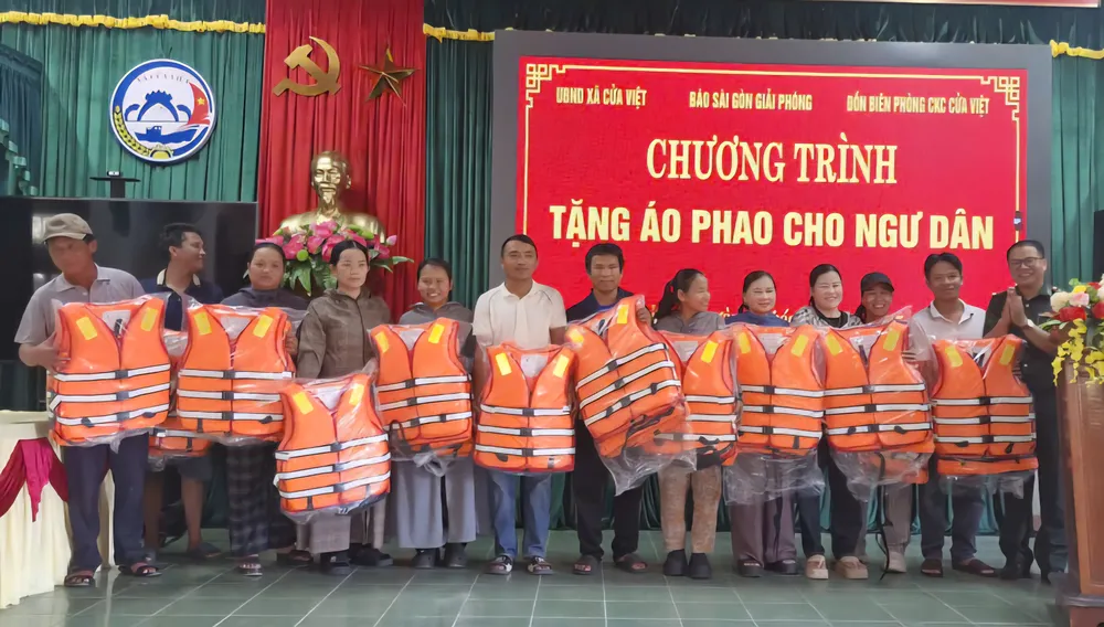 Báo SGGP trao áo phao cứu sinh tặng bà con ngư dân xã Cửa Việt, tỉnh Quảng Trị IMG_20251007_094120.jpg