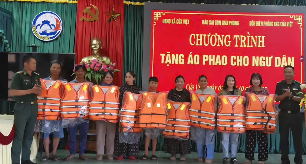 Báo SGGP trao áo phao cứu sinh tặng bà con ngư dân xã Cửa Việt, tỉnh Quảng Trị. IMG_20251007_094134.jpg