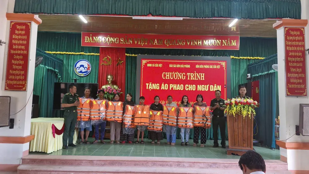 Báo SGGP phối hợp với Đồn Biên phòng cửa khẩu cảng Cửa Việt và UBND xã Cửa Việt (tỉnh Quảng Trị) trao 70 áo phao cứu sinh tặng bà con ngư dân xã Cửa Việt. IMG_20251007_103634.jpg