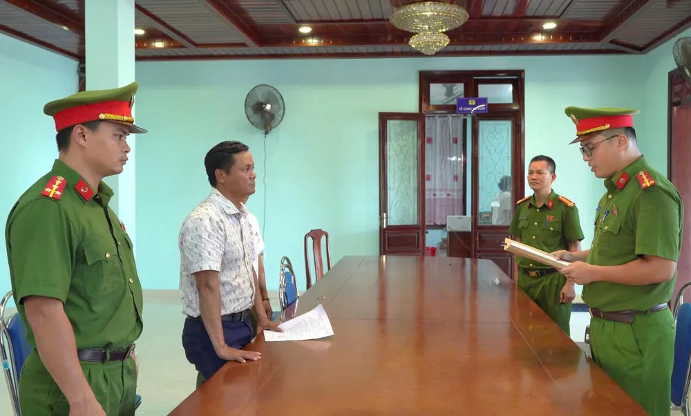 Cơ quan chức năng đọc lệnh khởi tố, bắt tạm giam 2 bị can IMG_20251008_165045.jpg