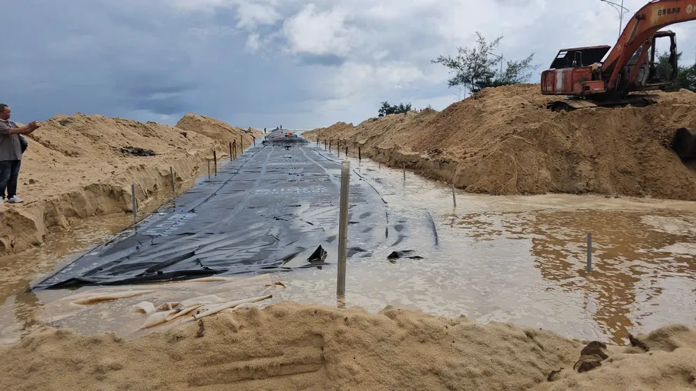 Máy móc thi công kè mềm nhằm ngăn chặn tình trạng sạt lở, nguy cơ mở cửa biển mới Thuận An IMG_20251009_174017.jpg