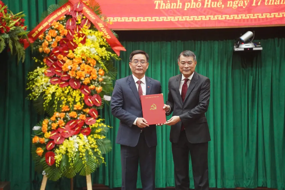 Trưởng Ban Tổ chức Trung ương Lê Minh Hưng trao quyết định của Bộ Chính trị chỉ định đồng chí Nguyễn Đình Trung giữ chức Bí thư Thành ủy Huế, nhiệm kỳ 2025-2030 IMG_20251017_081845.jpg