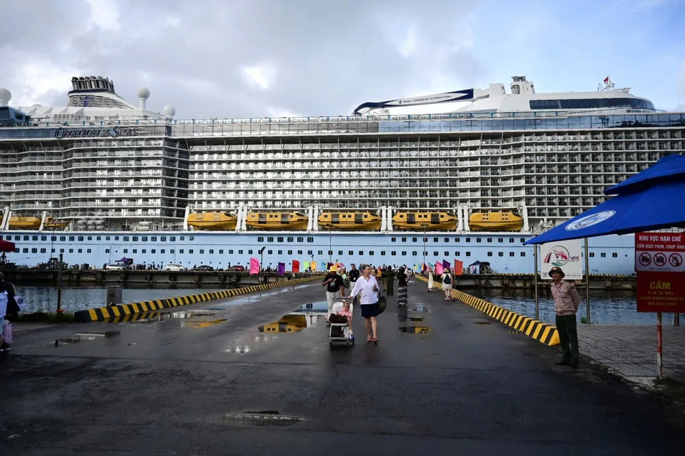 Tàu Ovation of the Seas chở hơn 4.000 hành khách cập cảng Chân Mây IMG_20251017_101648.jpg