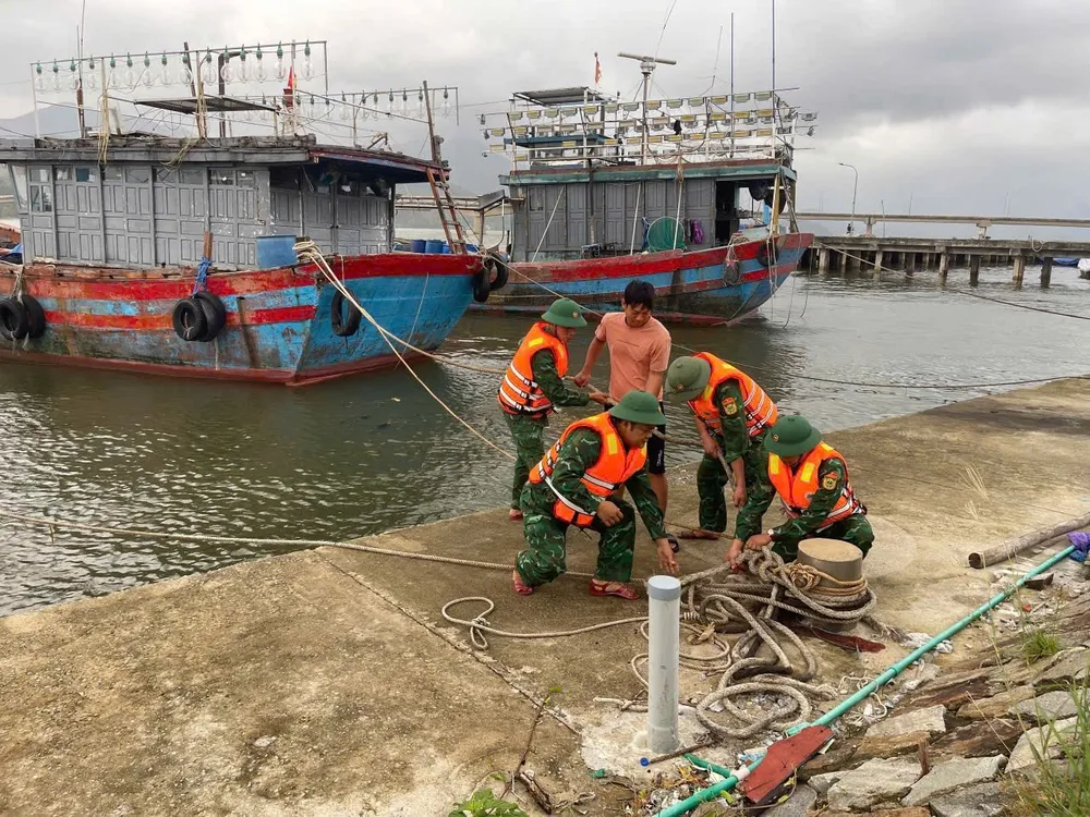 Bộ đội Biên phòng TP Huế hỗ trợ ngư dân neo đậu tàu cá tránh bão số 12 IMG_20251021_113922.jpg