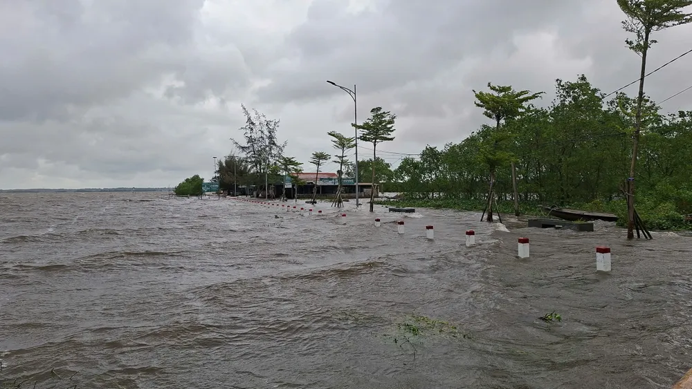 Triều cường dâng cao tràn vào hàng quán ven phá Tam Giang IMG_20251021_191602.jpg