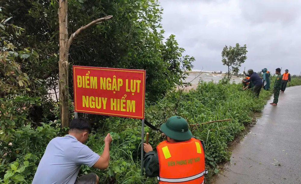 Sạt lở uy hiếp tuyến đường ven biển xã Phú Lộc, TP Huế FB_IMG_1761103748178.jpg