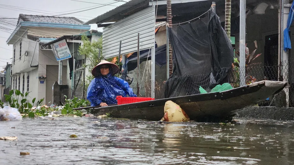 Tổ dân phố Tân Lập ngập lụt cục bộ khiến cuộc sống người dân đảo lộn IMG_20251023_192307.jpg