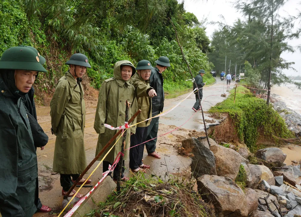 Nhiều tuyến đường tại TP Huế bị sạt lở, ngập lụt cục bộ gây khó khăn cho người và phương tiện tham gia giao thông IMG_20251024_105959.jpg