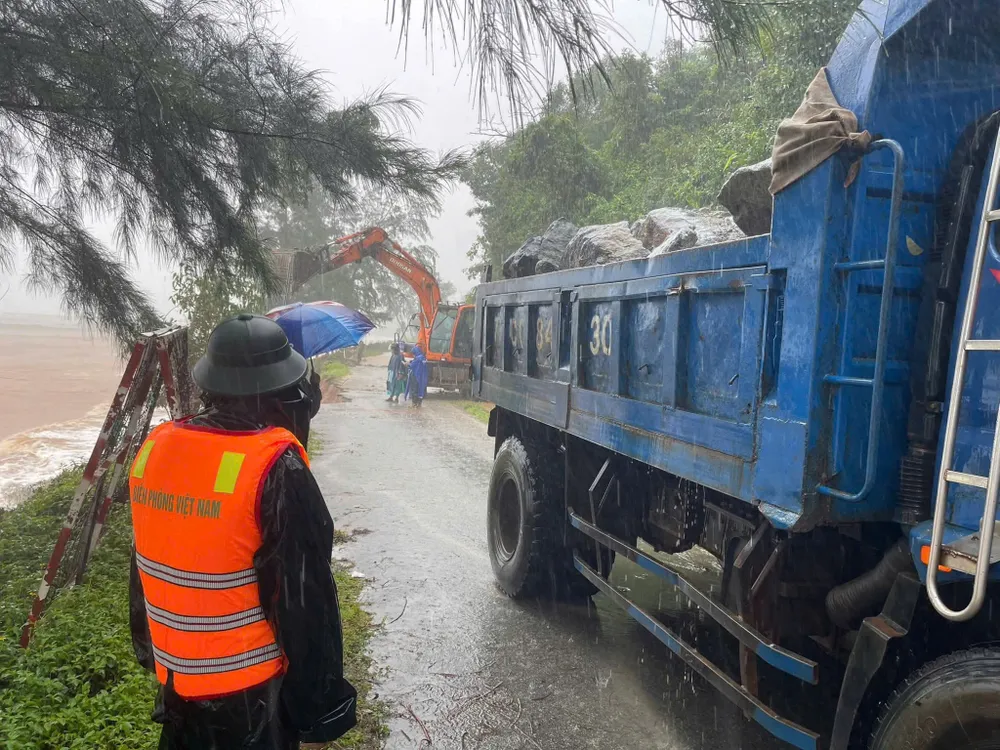 Khắc phục tạm thời sạt lở bờ biển thôn Tân An Hải, xã Phú Lộc z7154062224541_7de2fd37279e7b84ca0339e7c3095fcd.jpg