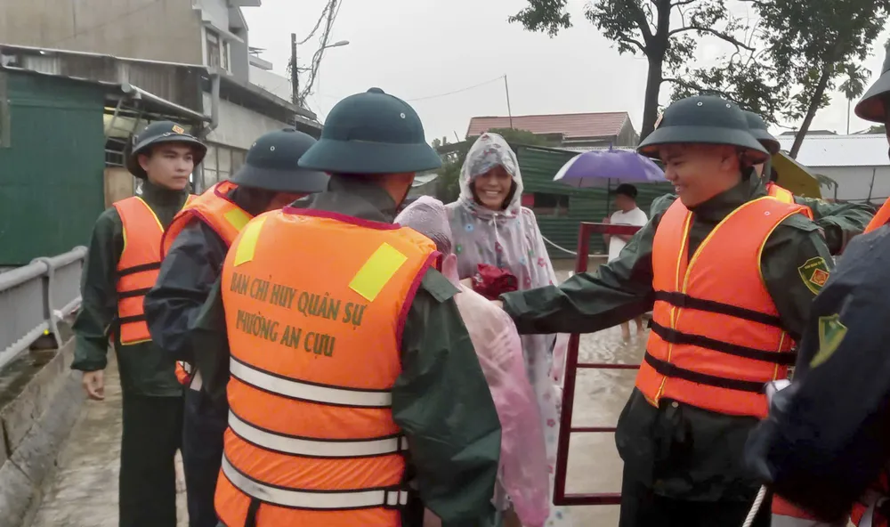 Quân đội di dời người dân vùng thấp trũng ở TP Huế ra khỏi vùng nguy hiểm IMG 06.jpg