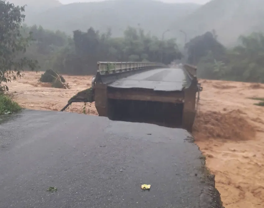 Mưa lũ đánh sập mố cầu Leno leno2.jpg