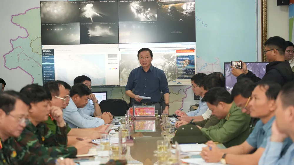 Visestatsminister Tran Hong Ha jobber med Hue bys sivilforsvarskommando a.jpg
