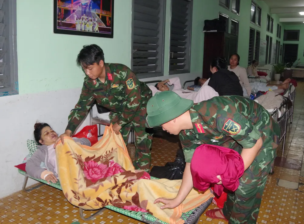 Quân đội hỗ trợ đưa các bệnh nhân cùng trang thiết bị máy móc từ các khoa phòng ngập lụt lên khu vực an toàn IMGP 04.JPG
