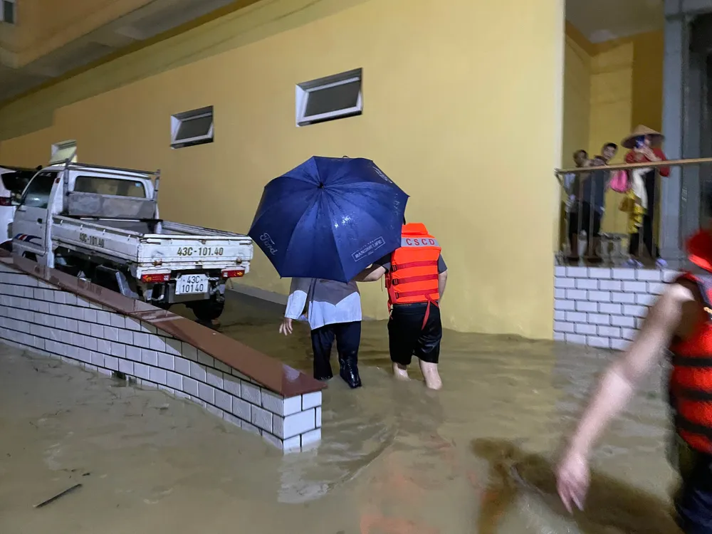Công an và quân đội xuyên đêm ứng cứu, đưa bệnh nhân và người dân đi tránh lũ z7161738279395_70c5bcb6b3b689f7f2696f47e7ef7491.jpg