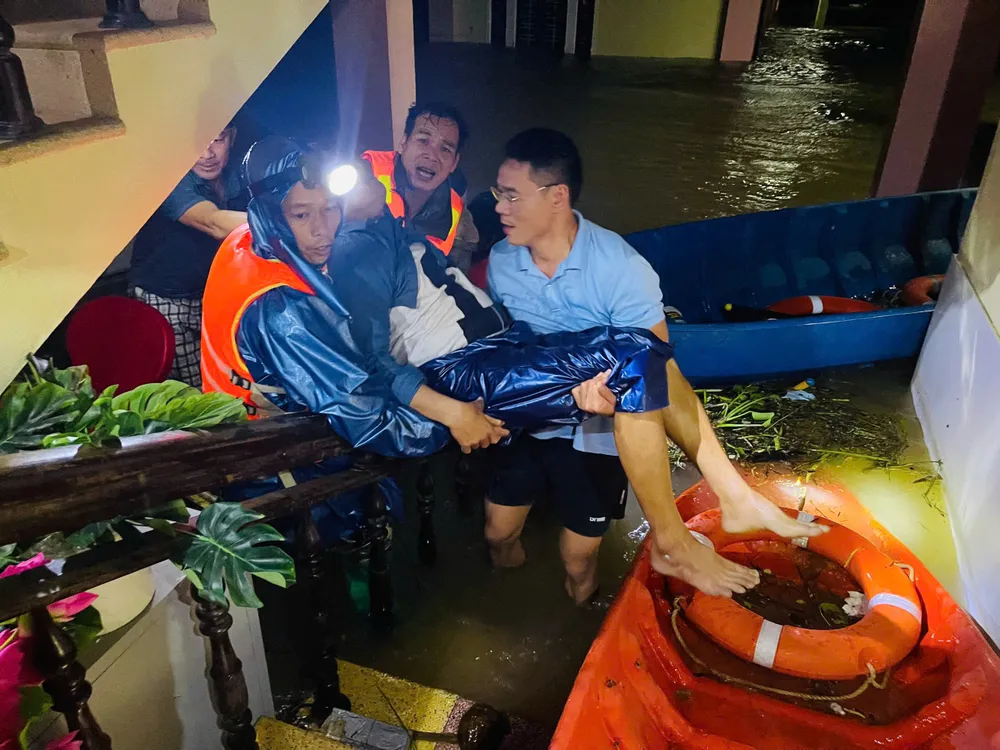 Ông Huỳnh Từ, tổ dân phố Tây Thành điều khiển ca nô cá nhân cùng lực lượng chức năng ứng cứu kịp thời 2 nạn nhân bị lũ cuốn trôi ở phường Hóa Châu, TP Huế IMG_20251029_070504.jpg