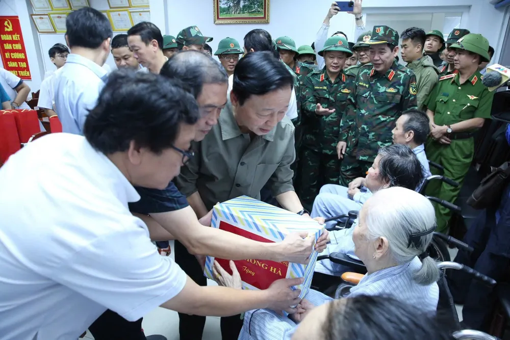 Phó Thủ tướng Trần Hồng Hà thăm hỏi, trao quà động viên các bệnh nhân vùng lũ phải di chuyển đến điều trị tại Bệnh viện Phục hồi chức năng