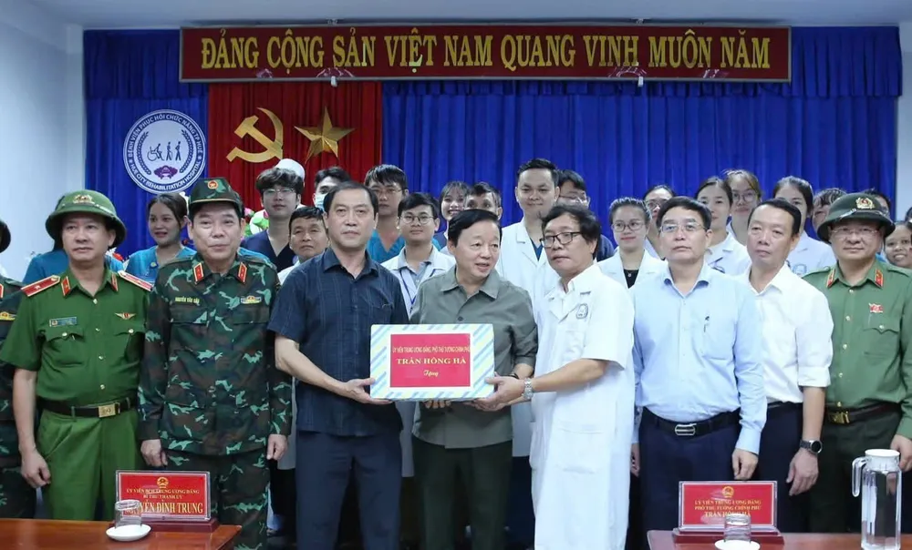 Phó Thủ tướng Trần Hồng Hà tặng quà động viên cán bộ, y bác sĩ Bệnh viện Phục hồi chức năng z7166569965888_4bab97a7c2a757808996cee04fb3a13e.jpg