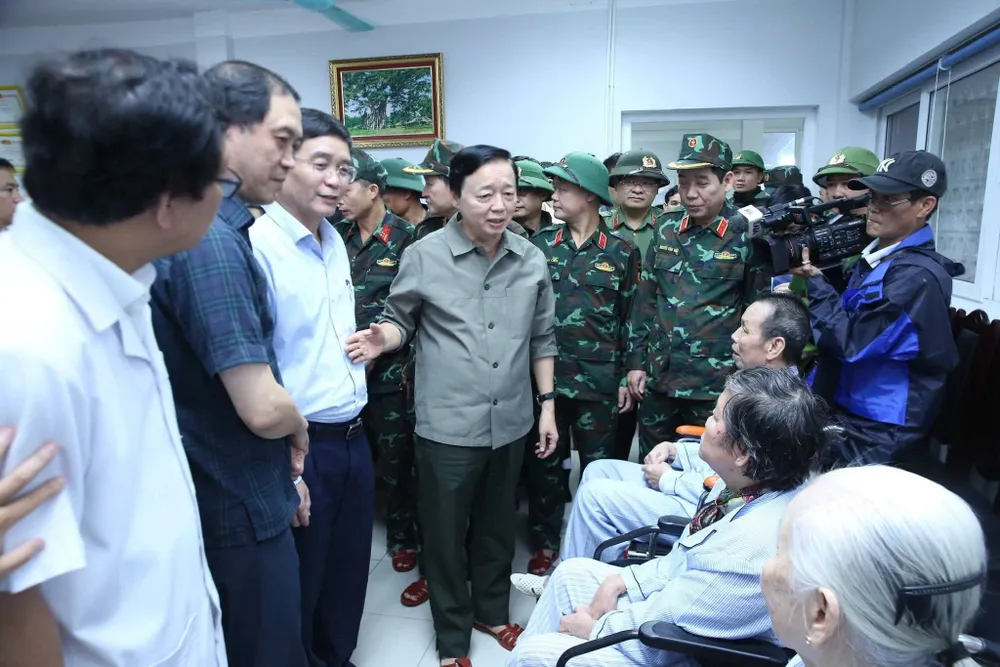 Phó Thủ tướng Trần Hồng Hà thăm hỏi bệnh nhân vùng lũ phải di chuyển đến điều trị tại Bệnh viện Phục hồi chức năng z7166569967883_7b752c94951edb5fc86cc975a0f6b563.jpg