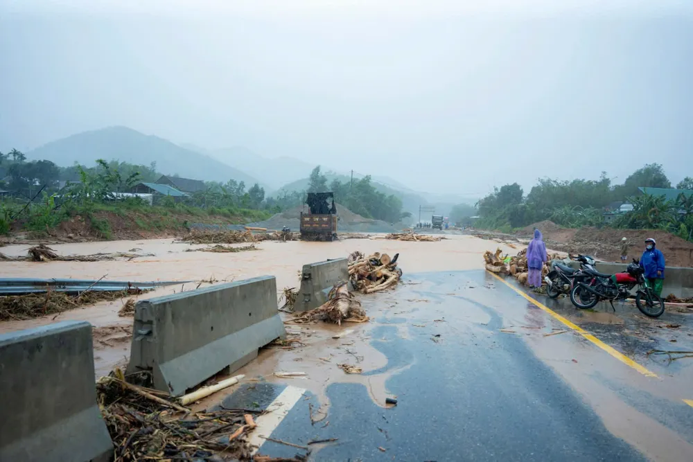 Đường cao tốc La Sơn - Hòa Liên bị sạt lở gây ách tắc giao thông z7166961700117_a81bea2aac667cd629f3bd1cd8a5e9f1.jpg