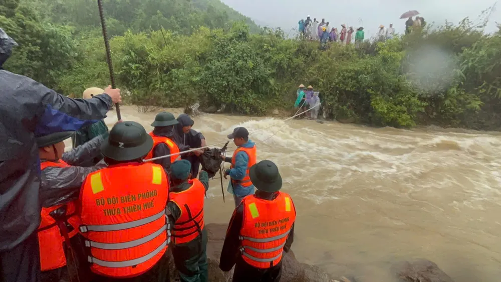 Đồn Biên phòng cửa khẩu Hồng Vân sử dụng dây thừng tiếp tế đồ ăn cho 107 người dân Ta Lo A Hố cô lập z7167775776314_d9c4bfcecc2db4c3325cb83e65069d96.jpg