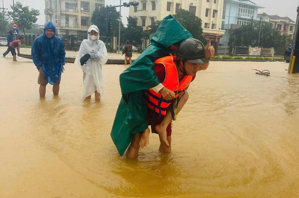 Kịp thời đưa một sinh viên người Lào đi cấp cứu z7167855783810_2d9679b8185aa1a8e1c3d3468e998c15.jpg